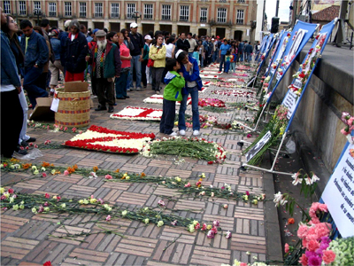 Acompañamiento en la conmemoración de                           	              familiares de los desaparecidos en el Palacio de Justicia