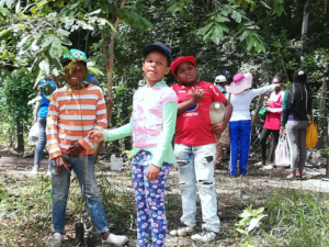 Niños en Bosque seco tropical