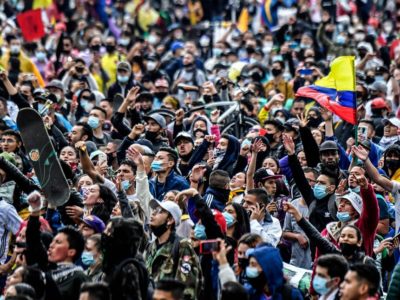 Manifestantes en Bogotá durante la protesta del 28 de abril contra la reforma tributaria del gobierno